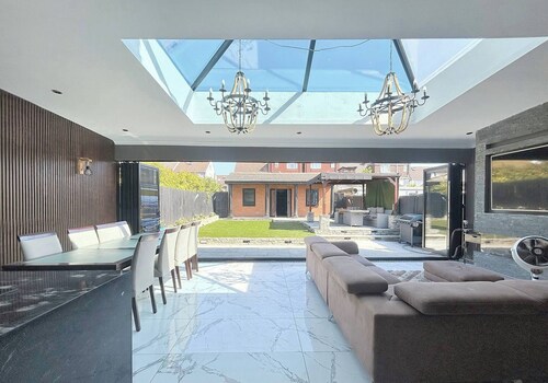 Elegant Family Home, 2x Jacuzzi Corner Bath