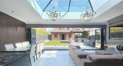 Elegant Family Home, 2x Jacuzzi Corner Bath