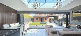 Elegant Family Home, 2x Jacuzzi Corner Bath