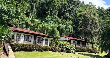 Romantic Tiny Farmhouse Retreat with AC & Pool in Corozal