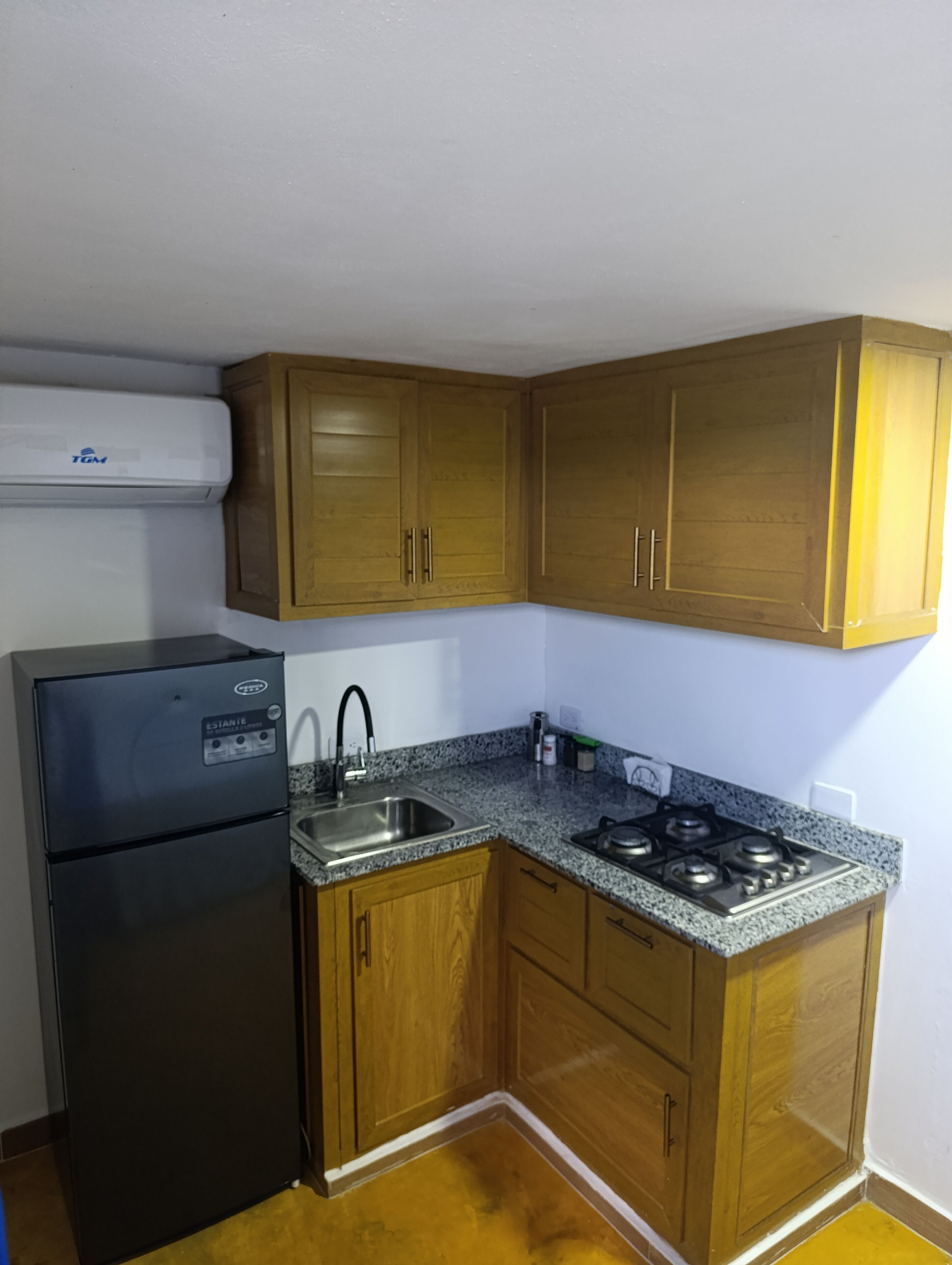 Réfrigérateur, plaque de cuisson, lave-vaisselle, cafetière/bouilloire