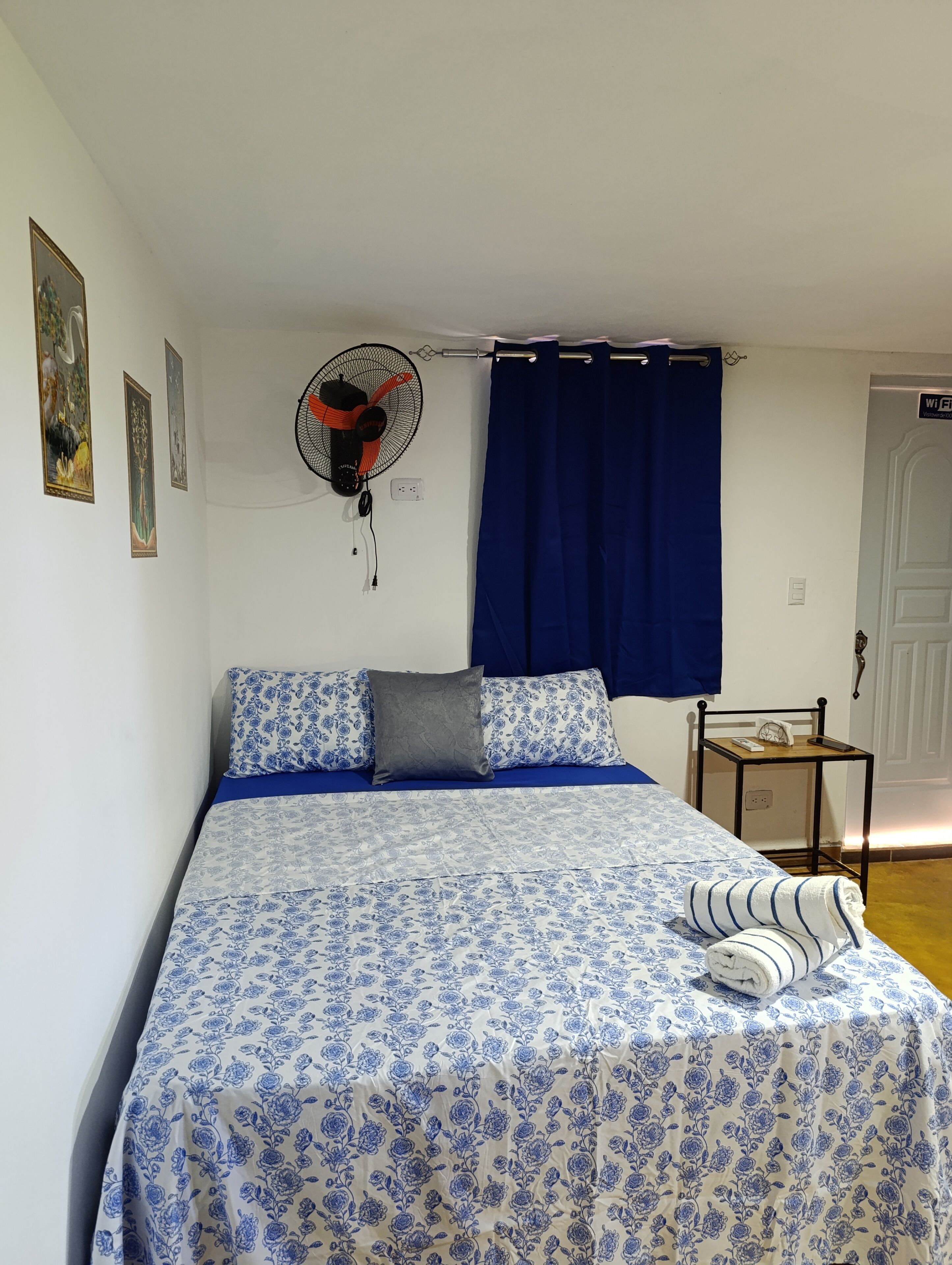 1 habitación, tabla de planchar con plancha, wifi y ropa de cama 