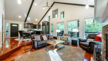 Cabin, Multiple Beds, Hot Tub, Mountain View (Silverbrook) | Living area