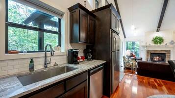 Cabin, Multiple Beds, Hot Tub, Mountain View (Silverbrook) | Private kitchen