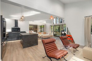 TV connectée, cheminée, espaces bureaux