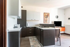 Kühlschrank, Mikrowelle, Geschirrspüler, Toaster