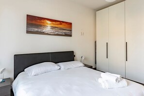 1 chambre, fer et planche à repasser, lit parapluie