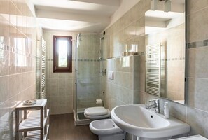 Douche, bidet, serviettes fournies
