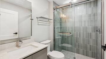 Regadera, toallas, papel de baño