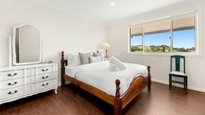 Iron/ironing board, travel crib, free WiFi, bed sheets - Olive Grove - Pet Friendly with Fireplace (Meroo Meadow)