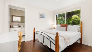 4 bedrooms, desk, iron/ironing board, travel crib