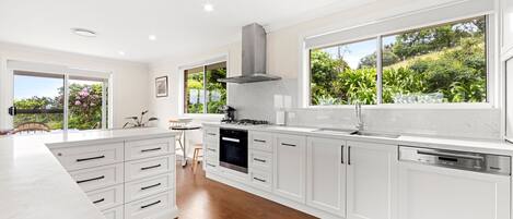 Køleskab, mikrobølgeovn, ovn, kogeplade