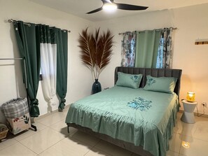 3 habitaciones, tabla de planchar con plancha, wifi y ropa de cama 