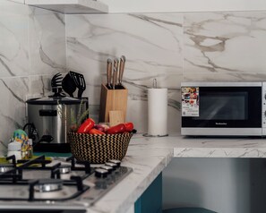 Microondas, parrilla de estufa y lavavajillas 