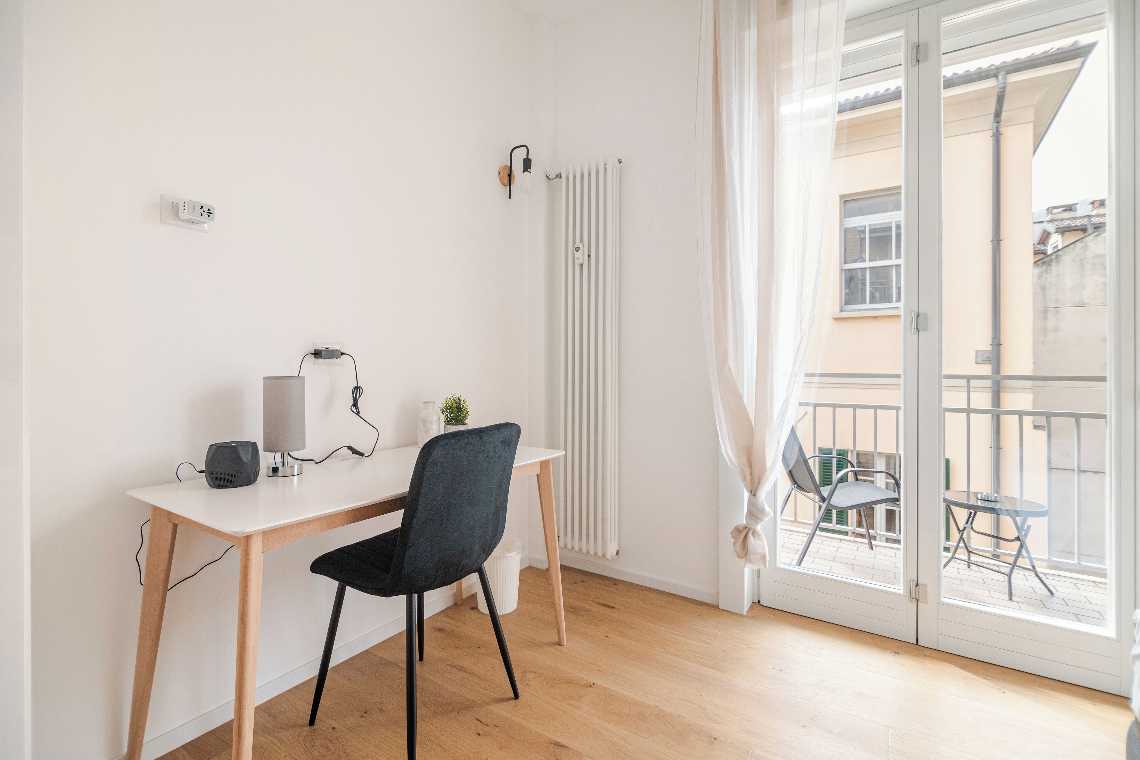 Luksusleilighet | Skrivebord, blendingsgardiner, lydisolert og strykejern/-brett