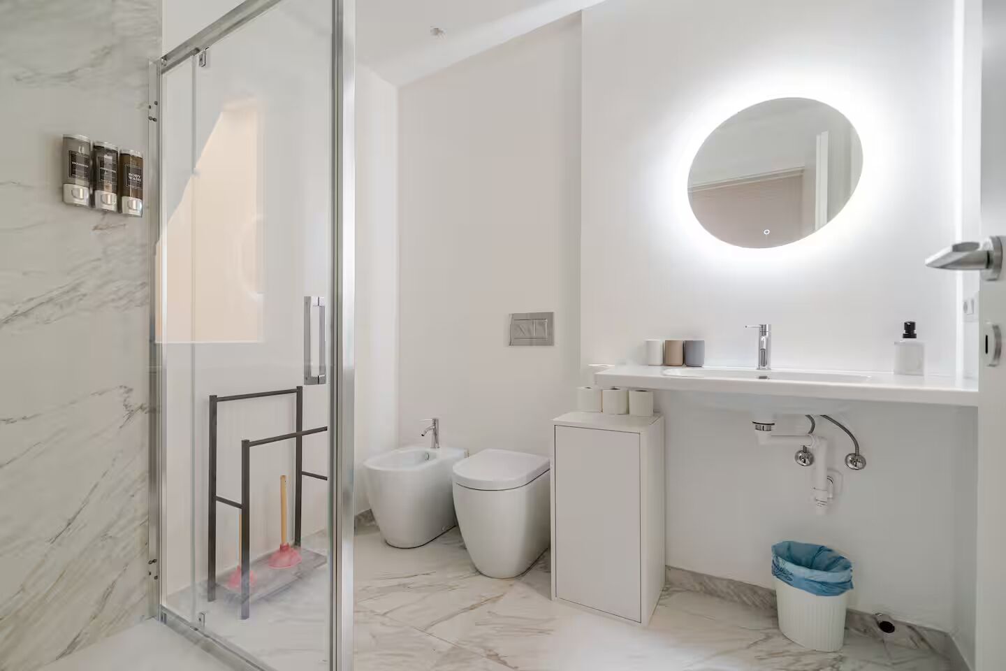 Luxury Apartment, Balcony, City View | Bathroom | Shower, free toiletries, hair dryer, towels