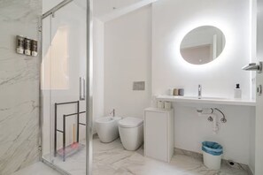 Luxury Apartment, Balcony, City View | Bathroom | Shower, free toiletries, hair dryer, towels - luxury suite Como (Como)