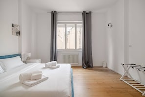 Escritorio, cortinas opacas, sistema de insonorización