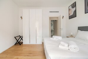 Schreibtisch, Verdunkelungsvorhänge, schallisolierte Zimmer