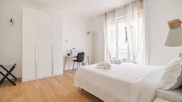 Luksusleilighet | Skrivebord, blendingsgardiner, lydisolert og strykejern/-brett