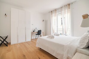 Escritorio, cortinas blackout y sistema de insonorización 