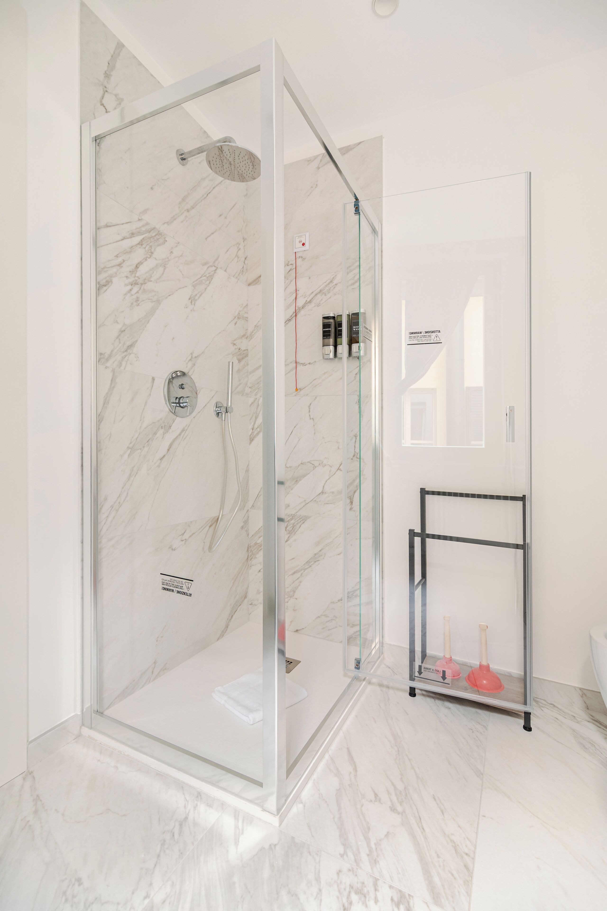 Appartement Luxe | Salle de bain | Douche, articles de toilette gratuits, sèche-cheveux