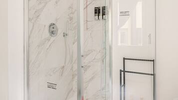 Appartement Luxe | Salle de bain | Douche, articles de toilette gratuits, sèche-cheveux