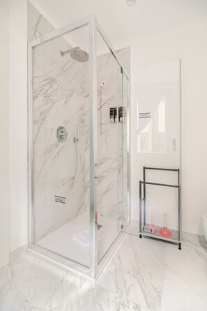 Luxury Apartment | Bathroom | Shower, free toiletries, hair dryer, towels - luxury suite Como (Como)