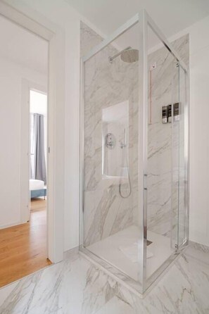 Ducha, artículos de tocador gratuitos, secador de pelo, toallas