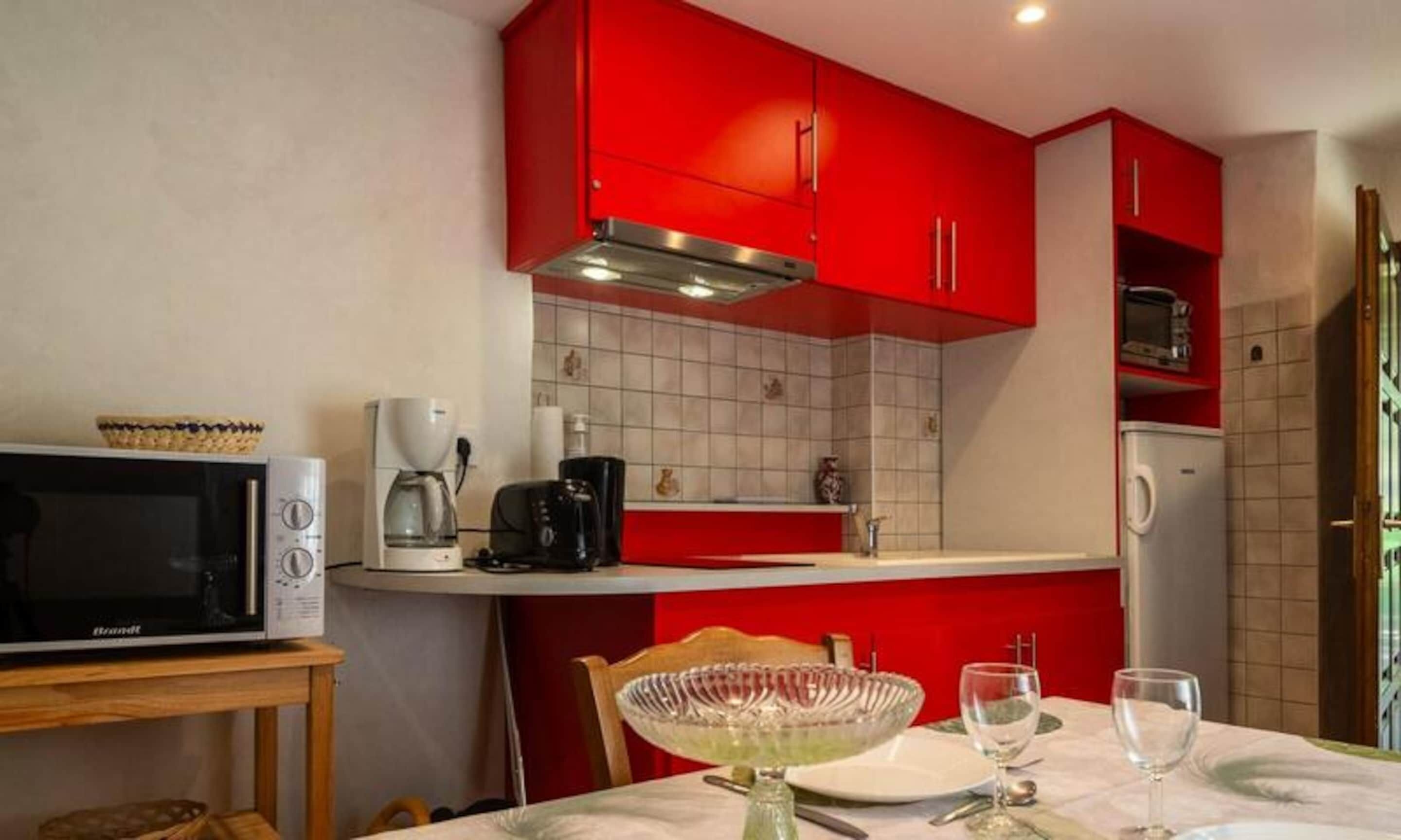 Tủ lạnh, dụng cụ nấu nướng/bát dĩa/dao nĩa 