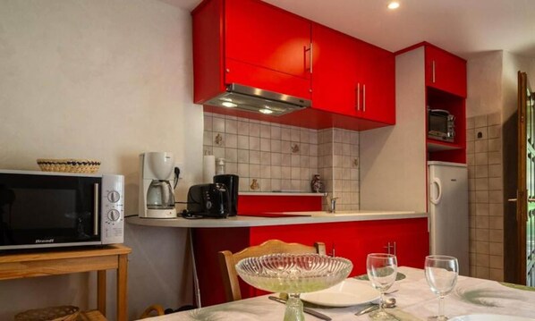 Tủ lạnh, dụng cụ nấu nướng/bát dĩa/dao nĩa 