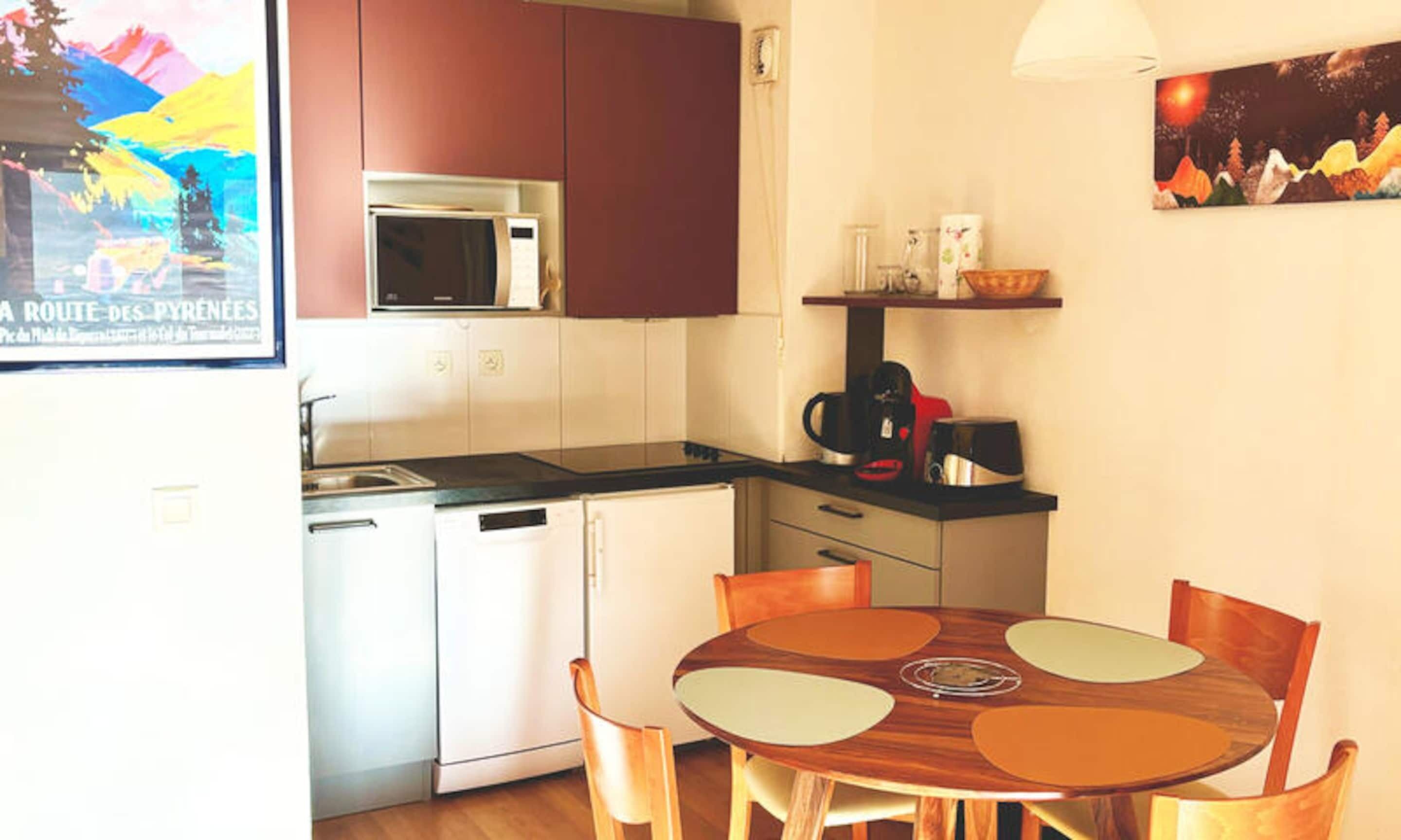 Microwave, dishwasher, cookware/dishes/utensils