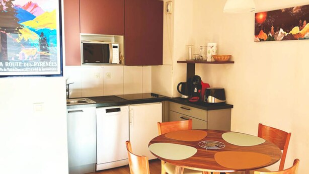 Microwave, dishwasher, cookware/dishes/utensils - Apt No. 47 Classified 2 Stars - 1st Floor - Campan2 Building (Bagnères-de-Bigorre)