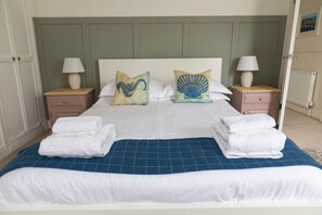 2 soverom, skrivebord, strykejern/-brett og reiseseng for barn