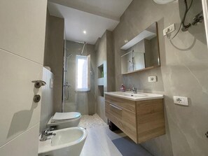 Bathroom - Kadare City-center Apartment With Balcony (Tirana)