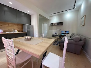 Dining room - Kadare City-center Apartment With Balcony (Tirana)