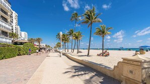 A beach promenade lined with palm trees and a beach in the background. - Between Lakes and Ocean For 4 (Hollywood)