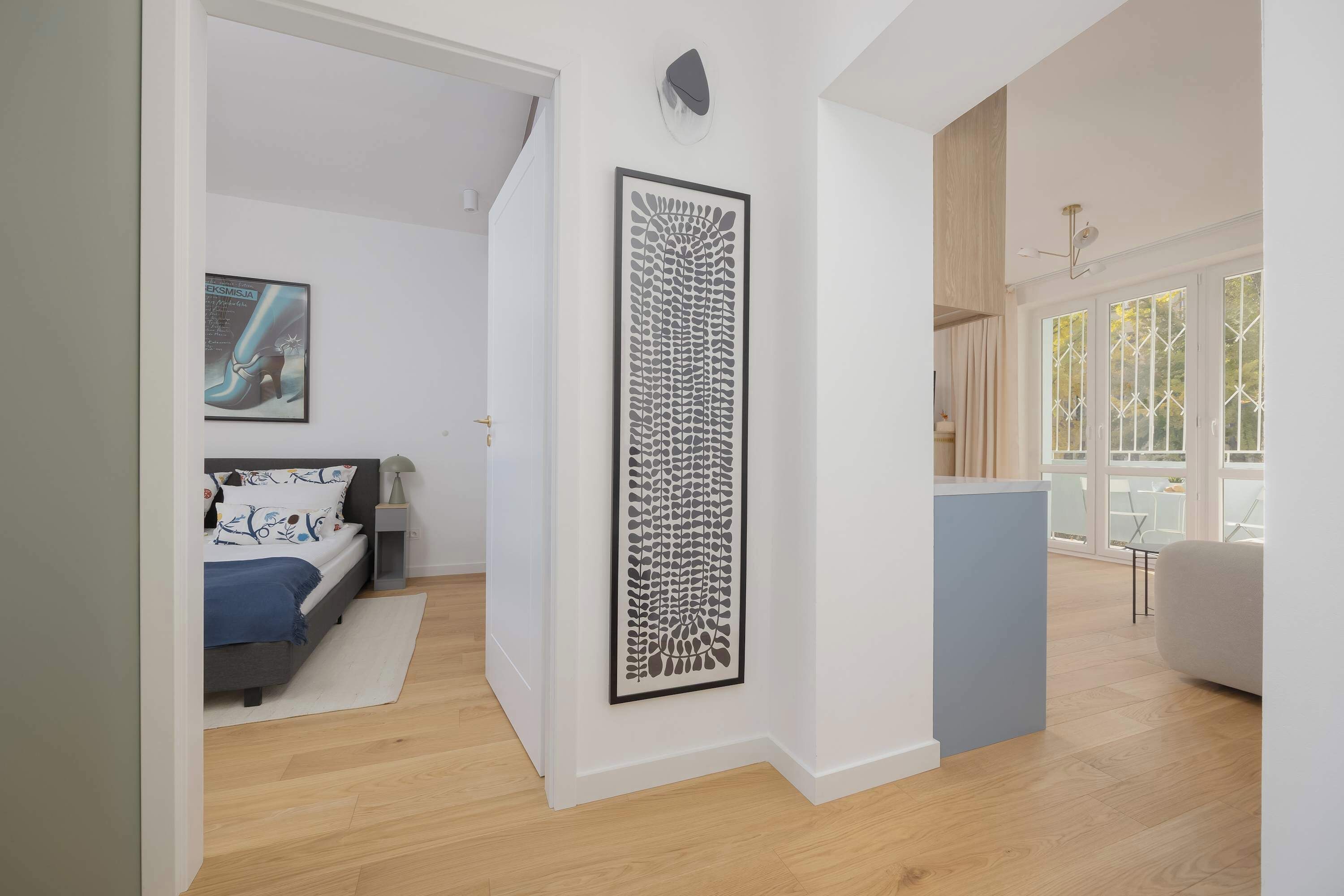 2 habitaciones, escritorio y tabla de planchar con plancha 