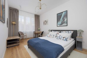 2 chambres, bureau, fer et planche à repasser, lit de bébé portatif