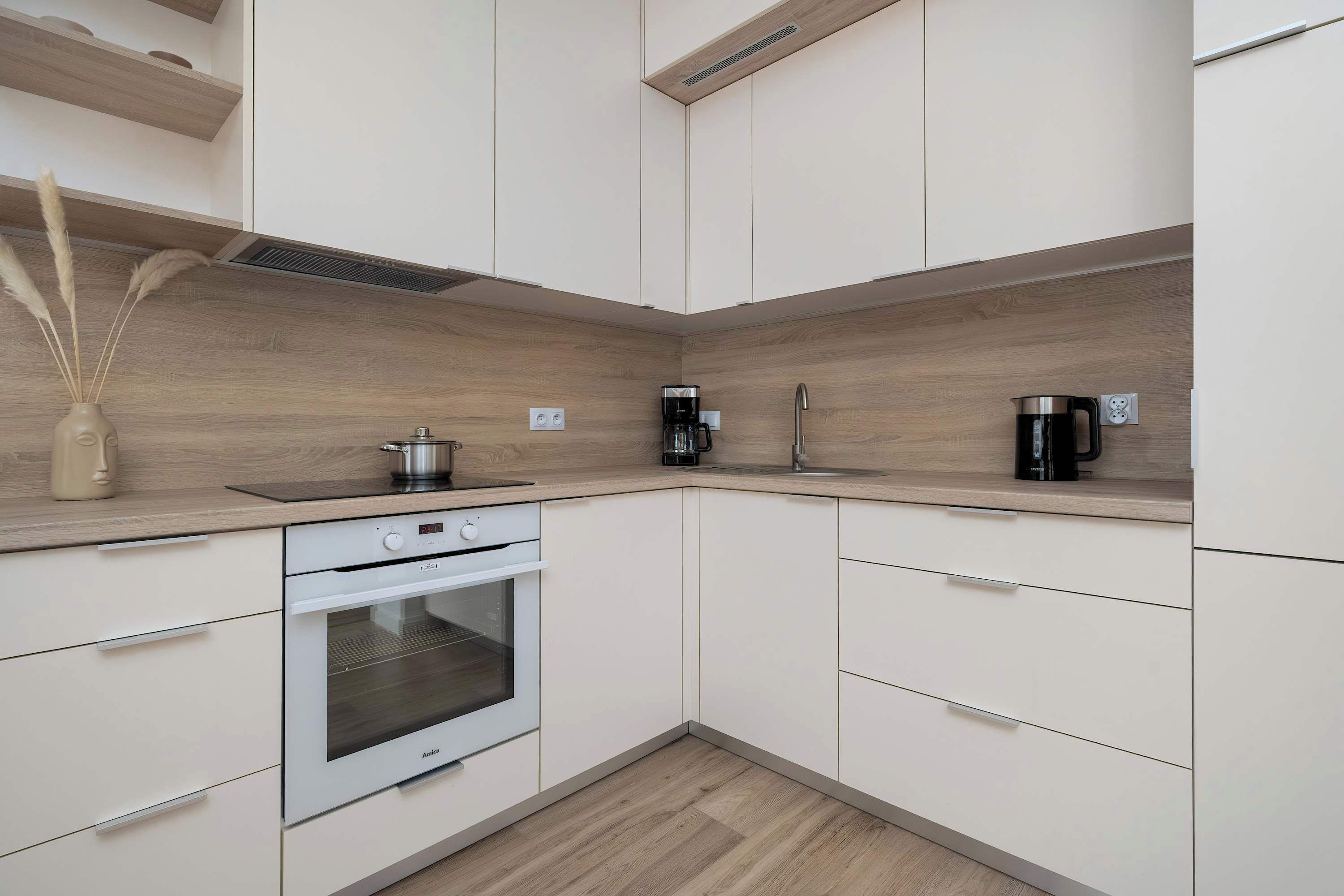 冷蔵庫、オーブン、コンロ、食器洗い機