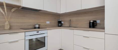 Fridge, oven, stovetop, dishwasher