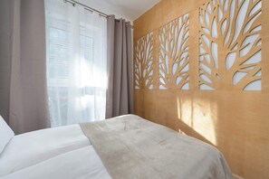 Tabla de planchar con plancha, cuna de viaje, wifi y ropa de cama 