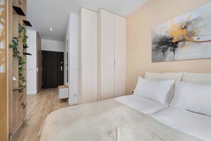 مكواة/لوح كي وسرير سفر وواي فاي وملاءات أسرّة