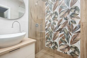 Dusche, Haartrockner, Handtücher, Shampoo