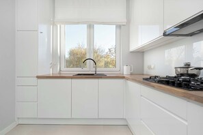 ثلاجة، ميكروويف، فرن، موقد طهي مسطح