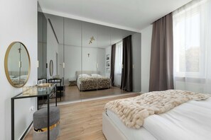 1 slaapkamer, een bureau, een strijkplank/strijkijzer, reisbedje