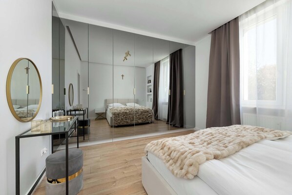 Bureau, fer et planche à repasser, lit parapluie, Wi-Fi