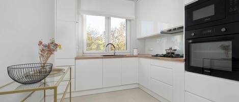 Køleskab, mikrobølgeovn, ovn, kogeplade