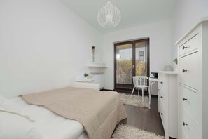 Bureau, fer et planche à repasser, lit parapluie, Wi-Fi