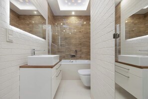Douche, sèche-cheveux, serviettes fournies, shampoing